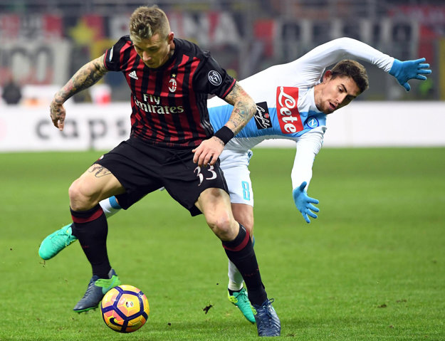 Juraj Kucka (vľavo) bojuje o loptu s Jorginhom z Neapola.