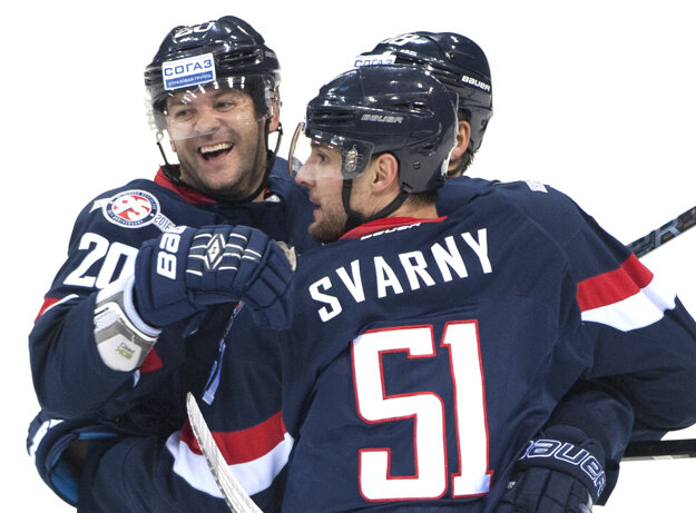 Jeff Taffe (vľavo), Jonathan Cheechoo a Ivan Švarný figurujú v zostave Slovana na stredajší zápas.
