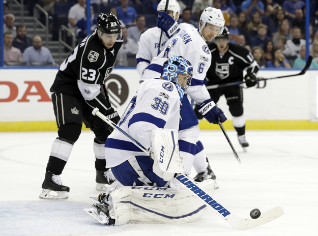 Ben Bishop (s číslom 30) bol hrdinom Tampy Bay v zápase proti Los Angeles Kings.