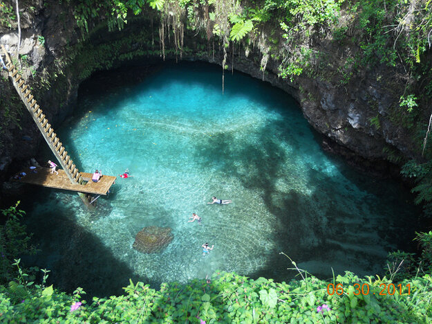 Prírodným unikátom je lávové jazierko Sua Ocean Trench na ostrove Upolu.