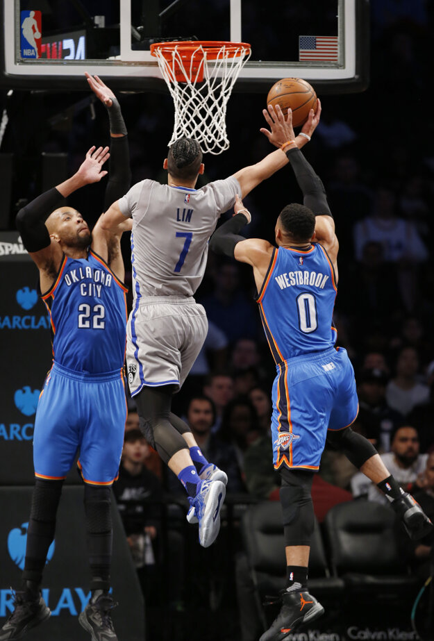 Russell Westbrook (vpravo).