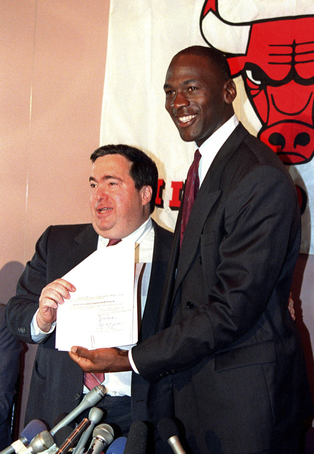 Na snímke z roku 1988 Jerry Krause (vľavo) pózuje s Michaelom Jordanom po tom, ako hviezdny basketbalista podpísal nový kontrakt s tímom Chicago Bulls.