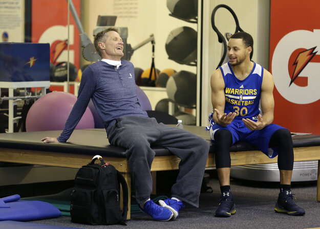 Tréner Steve Kerr (vľavo) so svojim zverencom Stephenom Currym.