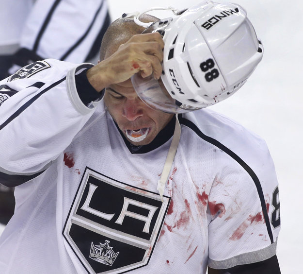 Jarome Iginla odchádza na trestnú lavicu po bitke s hráčom Calgary Flames Derykom Engellandom.