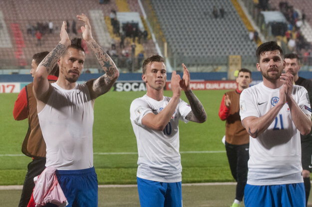Futbalisti Slovenska ďakujú fanúšikom po víťazstve na Malte. Najbližšie ich v júni čaká súboj s Litvou.