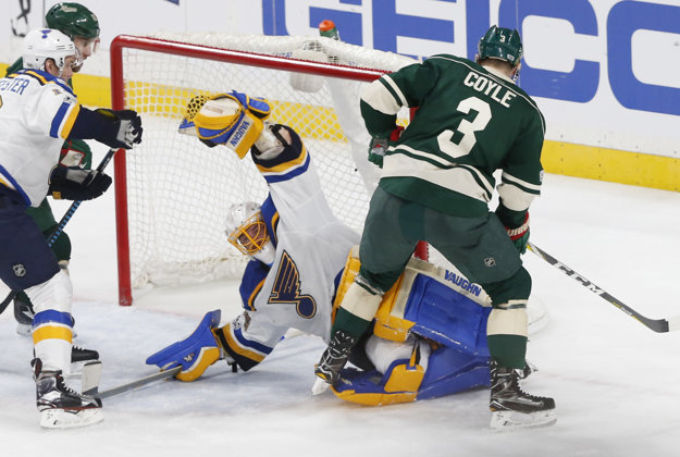 Brankár Jake Allen predviedol v zápase proti Minnesote 51 úspešných zákrokov.