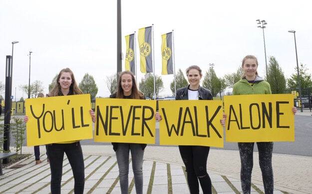 Fanúšikovia Dortmundu držia transparent pred tréningovým centrom Borussie Dortmund v Dortmunde 12. apríla 2017.