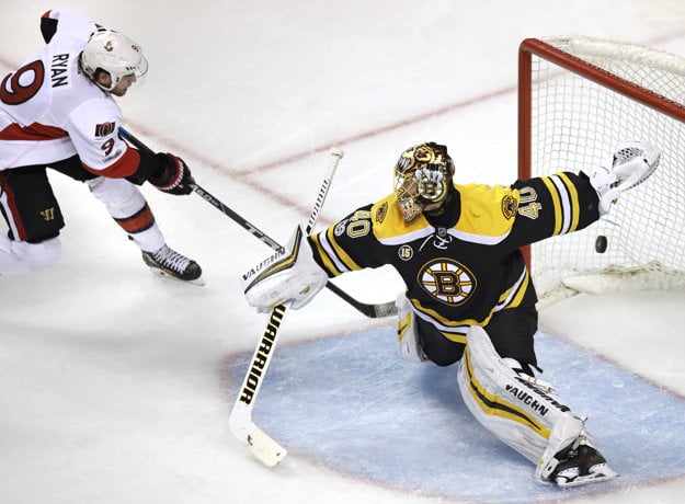 Bobby Ryan (vľavo) strieľa víťazný gól do siete Bostonu Bruins.