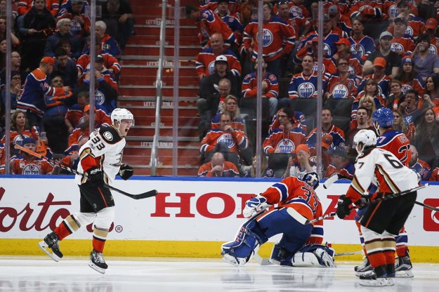 Jakob Silfverberg (vľavo) z Anaheimu oslavuje svoj gól do siete Edmontonu.