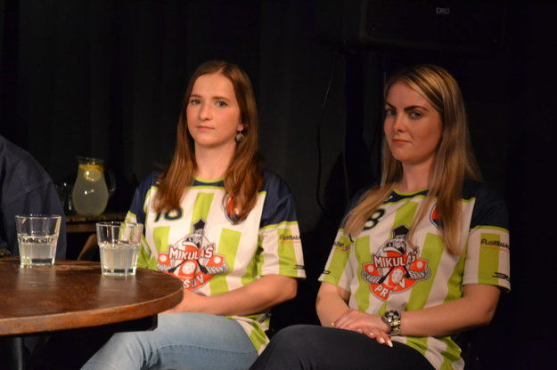 Florbalistky. Mária (vľavo) a Dominika.