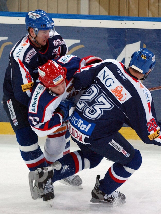 Andrej Razin je bývalým ruským reprezentantom. Na snímke z decembra 2002 čelil na turnaji Baltika Cup aj slovenským hokejistom. Razin (v strede) na fotografii zvádza súboj s dvojicou Martin Štrbák (vľavo) a Ján Zlocha.