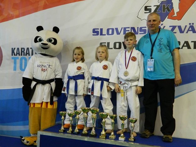 Zástupcovia Central karate klubu s trofejami.