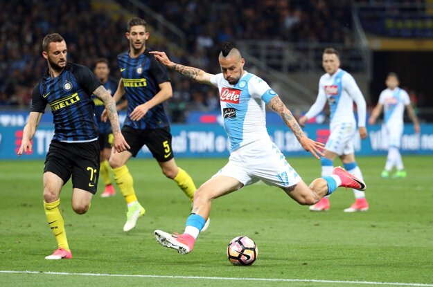Marek Hamšík (vpravo) má zmluvu s Neapolom do roku 2020.