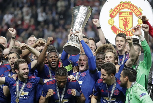 Hoci Wayne Rooney nastúpil vo finále Európskej ligy na trávnik až v 90. minúte, dostal kapitánsku pásku, takže víťaznú trofej zdvihol nad hlavu ako prvý.