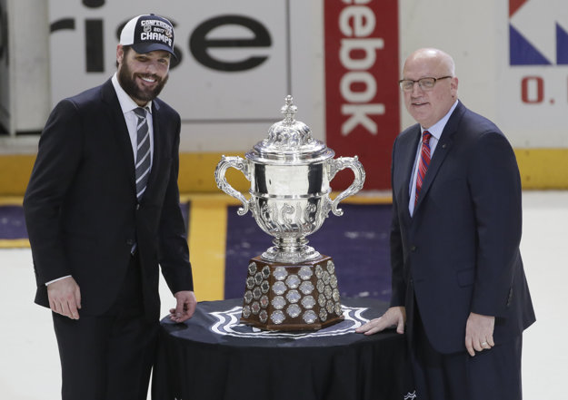 Mike Fisher (vľavo) sa trofeje pre víťaza konferenčného finále nedotkol.