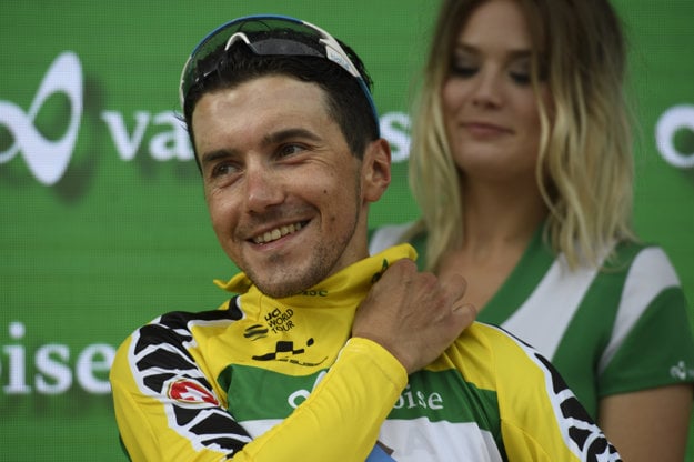 Domenico Pozzovivo z tímu AG2R La Mondiale sa napokon obliekol aj do žltého dresu pre lídra celkového poradia.