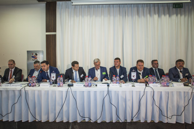 Kongres mal pokojnú atmosféru, Kohútovi oponenti neprišli.