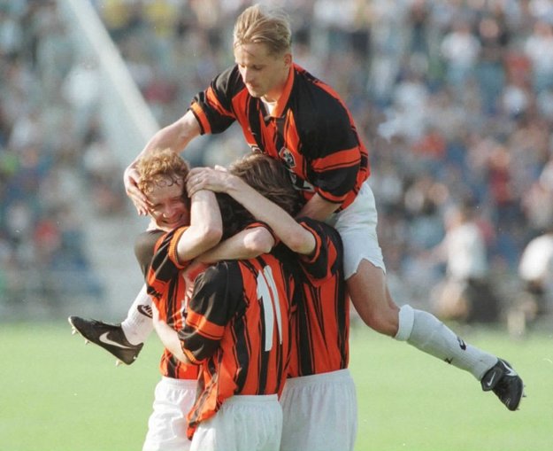 Obhajoba majstrovského titulu v roku 1998. Radosť v podaní hráčov 1. FC Košice. Zľava I. Kozák, Zvara, Kožlej, nad nimi M. Sovič.