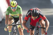 Greg Van Avermaet (vpravo) zdoláva Petra Sagana v trinástej etape na Tour de France 2015.