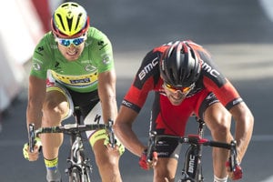 Greg Van Avermaet (vpravo) zdoláva Petra Sagana v trinástej etape na Tour de France 2015.