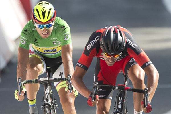 Greg Van Avermaet (vpravo) zdoláva Petra Sagana v trinástej etape na Tour de France 2015.