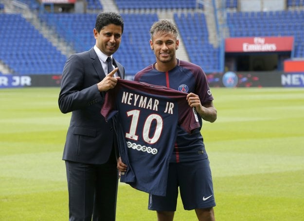 Neymar (vpravo) a šéf PSG Nasser Al-Khelaifi.