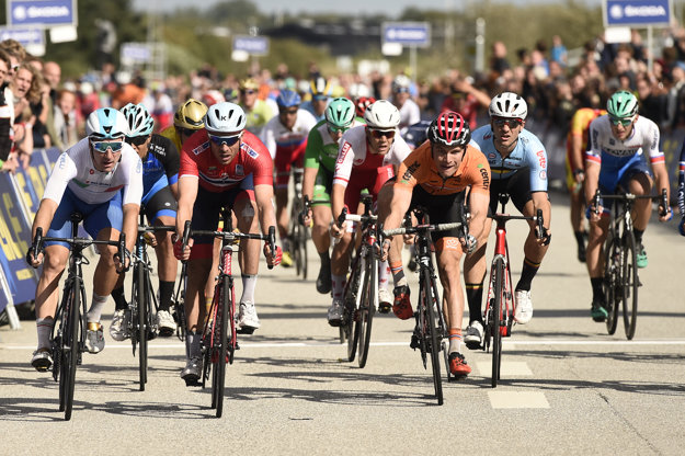 V záverečnom šprinte Alexander Kristoff (druhý zľava) zdolal Eliu Vivianiho.
