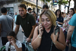 Ľudia utekajú z miesta teroristického útoku autom na ulici La Rambla v Barcelone.