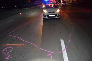 Cyklista skončil na kapote auta.