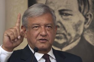 Obrador (na snímke) obvinil svojho súpera z kupovania hlasov.