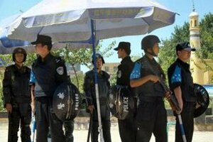 Ozbrojení príslušníci špeciálnych policajných síl.