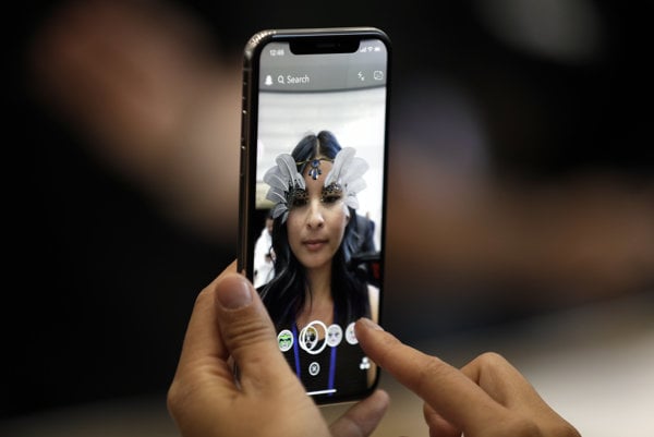V minulosti čakali rady, teraz 80 ľudí. O nový iPhone bol slabší zájem