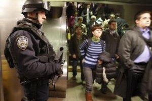 Príslušníci špeciálnych síl NYPD pri vchode zastávky metra Grand Central Station.