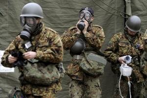 Strach pred rádioaktívnym mrakom majú v Japonsku aj v Spojených štátoch. Na zábere sú vojaci z pozemných jednotiek.
