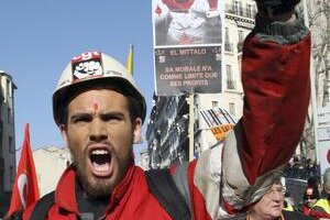 Tisíce robotníkov protestovali včera aj v uliciach Marseille na juhu Francúzska.