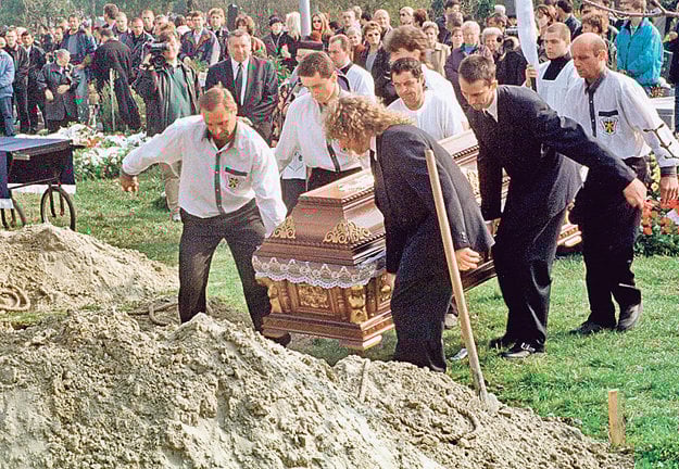 V deň pohrebu šéfa mafiánskej skupiny Tibora Pápaya prišli do Dunajskej Stredy stovky zvedavcov.
