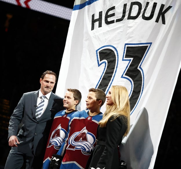 Milan Hejduk, synovia Marek a David a manželka Zlatuše pózujú počas slávnosti vyvesenia dresu.