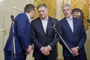 Zástupcovia koaličných strán. zľava predseda NR SR Andrej Danko (SNS), predseda vlády SR Robert Fico (SMER-SD) a podpreseda NR SR Béla Bugár (Most - Híd). Ilustračné foto