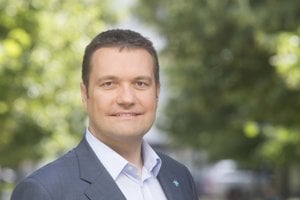 Viliam Novotný. Exposlanec NR SR robí lekára a poradcu šéfa NKÚ pre zdravotníctvo.