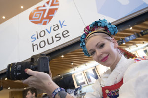 Dievča v kroji počas otvorenia Slovenského olympijského domu.