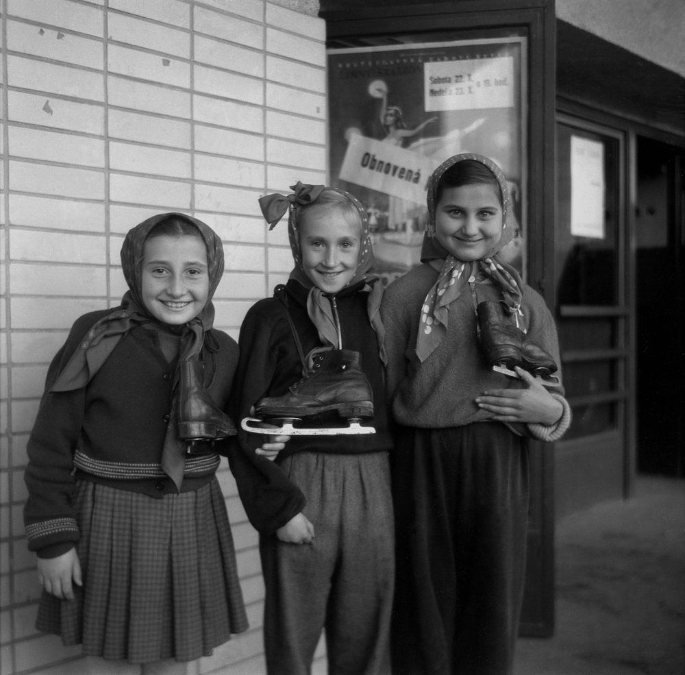 Na archívnej snímke z 20. októbra 1955 zimný štadión v Bratislave otvoril sezónu.