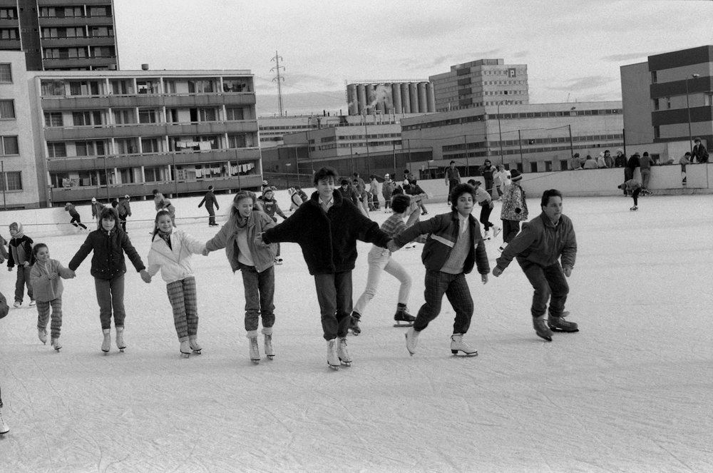 Na archívnej snímke z 28. decembra 1987 zimné prázdniny bratislavských detí. Školáci bratislavského sídliska Dúbravka na klzisku s umelým ľadom.