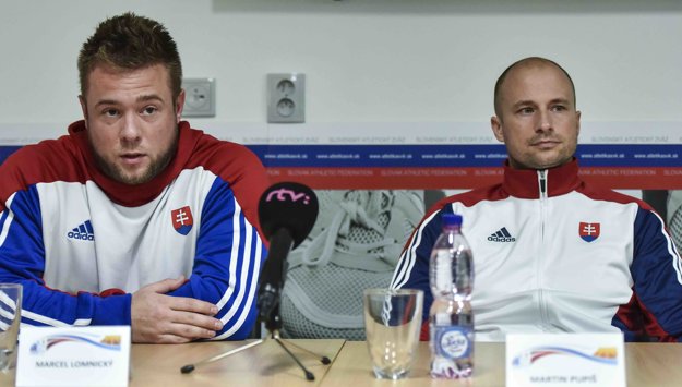 Na snímke zľava slovenský kladivár Marcel Lomnický a vedúci výpravy a šéftréner Slovenského atletického zväzu (SAZ) Martin Pupiš.