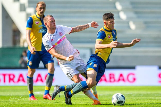 Levičan v drese DAC.