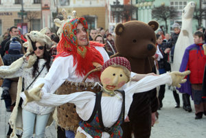 Masky sú súčasťou fašiangových sprievodov. 