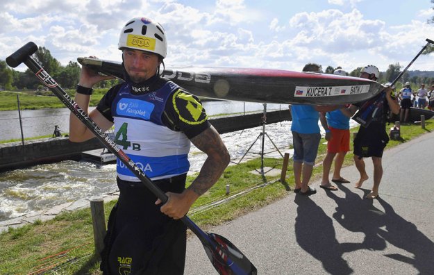 Slovenskí pretekári kategórie C2 Tomáš Kučera a Ján Bátik po posledných pretekoch.