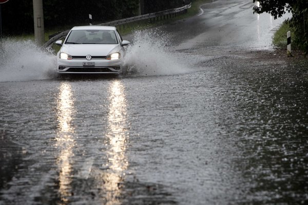 Sever Talianska bičujú búrky, juh spaľujú horúčavy