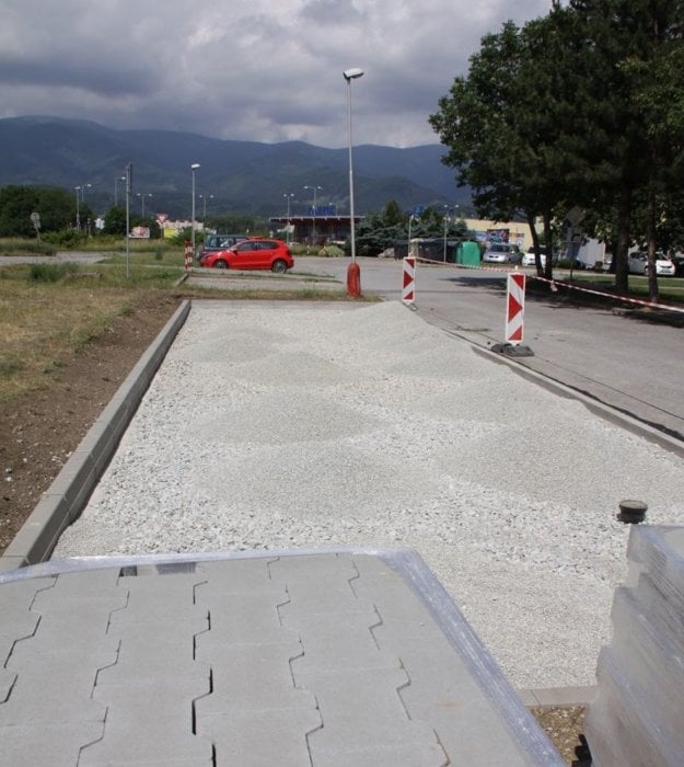 V Košútoch budujú nové parkovacie miesta.