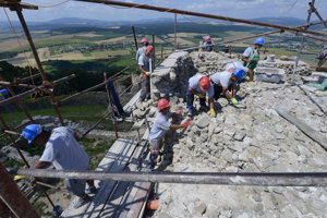 Práce na vrchole hradnej veže. 