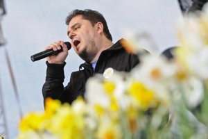 Mário "Kuly" Kollár zo skupiny Desmod vystupoval na mítingu Smeru.